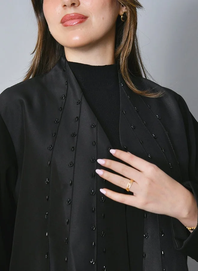 HAWRAA ABAYA Elegant abaya with a refined design, adorned with delicate and precise beadwork arranged in a vertical pattern
